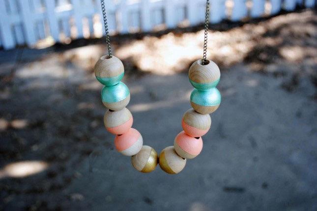 náhrdelník z farebných drevených korálikov, striebornej retiazky, nápad na jednoduchú ručnú činnosť, ako si vyrobiť ženský šperk sama