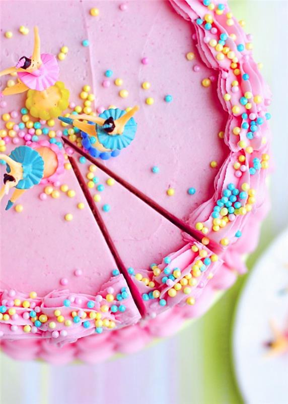 كعكة عيد ميلاد لفتاة عمرها عام واحد مع موضوع راقصة الباليه ، وصفة لكعكة الفانيليا مغطاة بالجليد الوردي