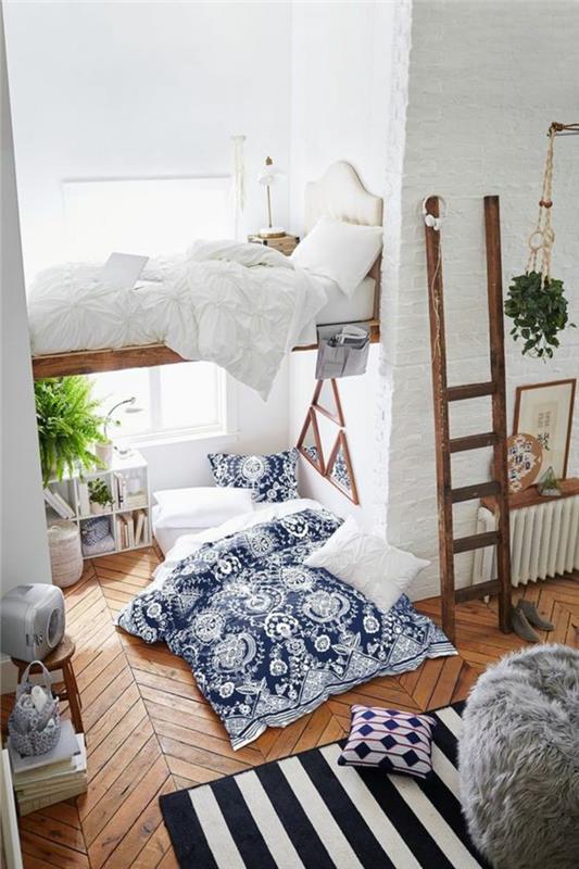 9m2 sovrum, boho chic stil student sovrum inredning, sängklädsel med blå och vita lergods mönster, brun trästege, vertikal vit och marinblå randig matta