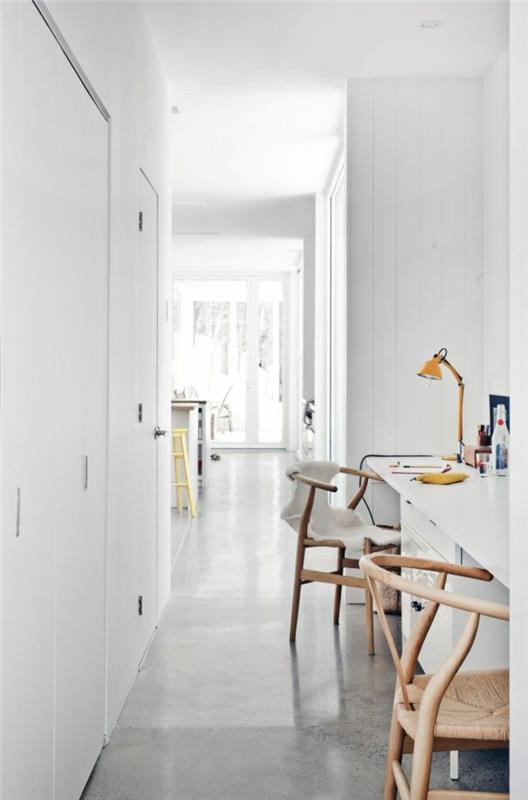 pekný byt s bielymi stenami a voskovanou betónovou podlahou v súčasnom dome