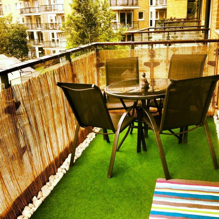 en-vacker-balkong-med-syntetisk-gräs-färgad-grön-taips-de-made-gräsmatta