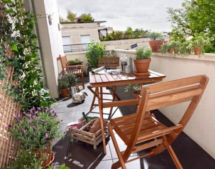 en-vacker-balkong-med-en-liten-hopfällbar-trä-bord-trämöbler-kaklat-terrass