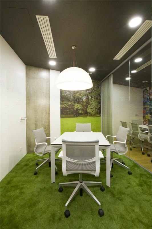a-pekná-pracovná-zákruta-so-syntetickou-trávou-zelenou-farbou-kancelárie-s-rohožami