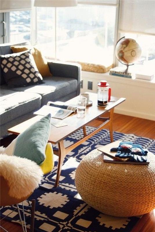 en-vacker-matta-alinea-vit-mörk-blå-för-vardagsrummet-med-rottingmöbler