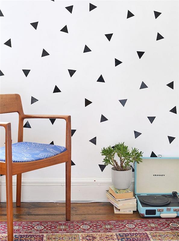 vit vägg dekorerad med svarta trianglar och washi -tejp, idé hur du dekorerar ditt rum själv, orientalisk matta, trästol