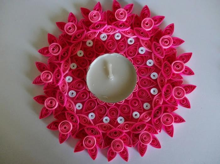 ružový svietnik a biela sviečka, dekorácia vytvorená základnými tvarmi quillingu