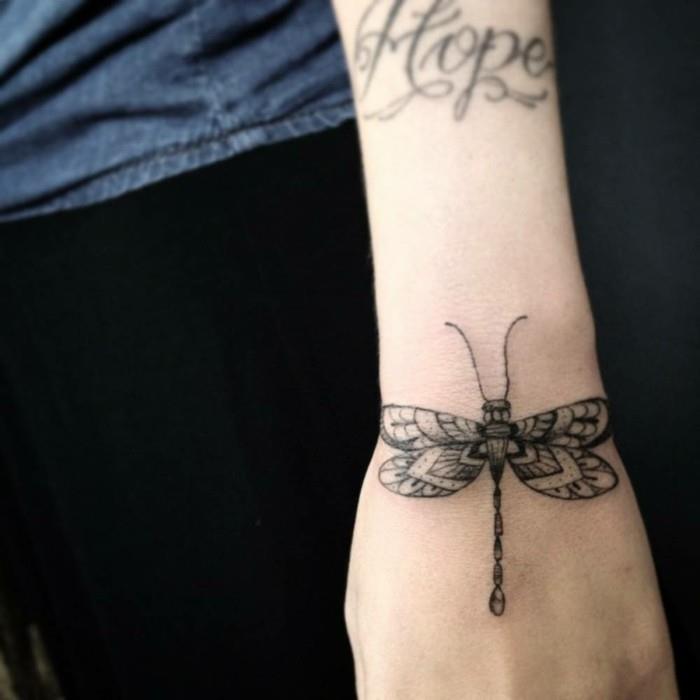 en-ros-tatuering-handled-tatuering-diskret-vacker-fjäril-handled