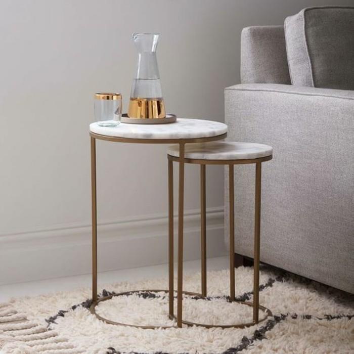 en-vacker-marmorsida-soffbord-associerad-med-modern-koppar-bas