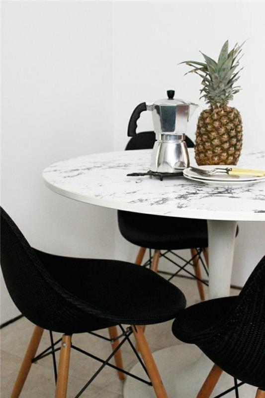 ett-vackert-kök-bord-i-vit-marmor-plast-stol-svart-kök
