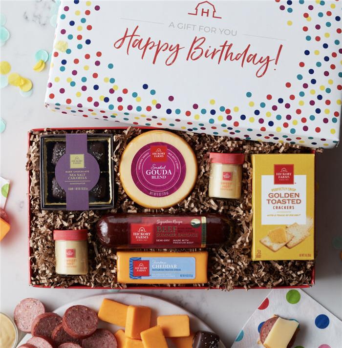 en låda med läckra små presenter med korvost och chocoats idé att skicka till en vän för hans födelsedag