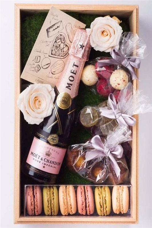 en födelsedagspresentlåda i fängelse med champagnemakroner och blommor födelsedagspresent i förlossning