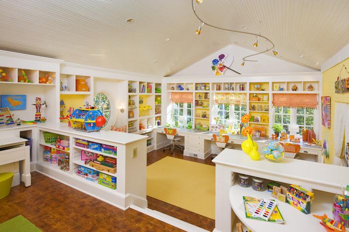 غرفة نوم صفراء مرتبة تستخدم مساحة على الجدران صندوق تخزين خشبي لخزانة الأطفال