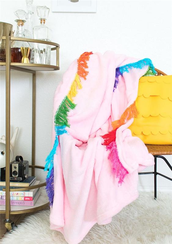 anpassad rosa filt med en färgglad regnbågskant, presentidé för en kvinna 25 år att göra själv