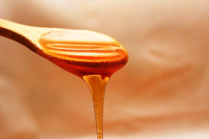 vareška plná medu s oranžovým pozadím