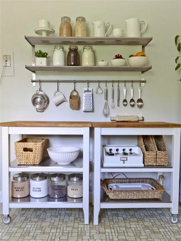 أفكار تخزين المطبخ ، أرفف مطبخ معدنية فضية اللون ، خزائن بيضاء مع مخططات سطح خشبي بني