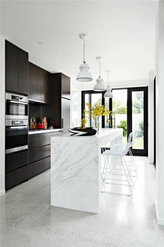 -moderná kuchyňa-s-béžovo-voskovanou-betónovou podlahou-a-veľkým-bielym stropom-okná-mramor-kuchynský ostrov