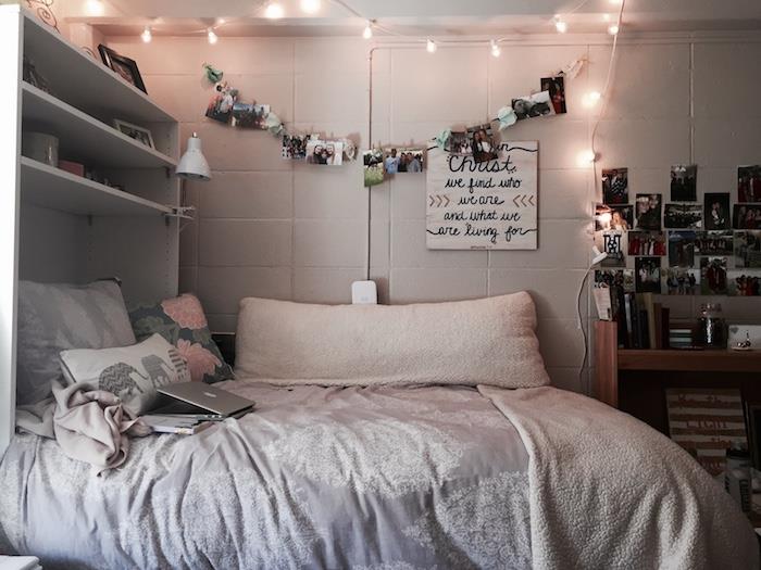 Svetlá girlanda, manželská posteľ, polica na dekoráciu fotografií, sivý macbook, výzdoba spálne pre dospievajúce dievča