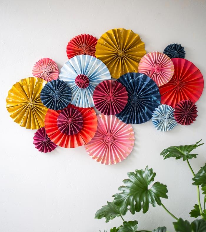 DIY enkelt sovrum, rosetter av färgglada fläktar, DIY väggdekoration, grön växt