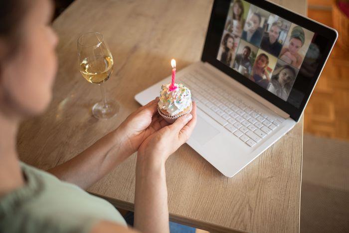 en kvinna som firar en födelsedag ensam framför datorn vad hon ska göra på hennes födelsedag