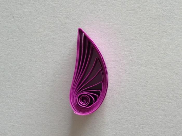 fialové krídlo s papierom, skladacie tvary s papierovými rolkami