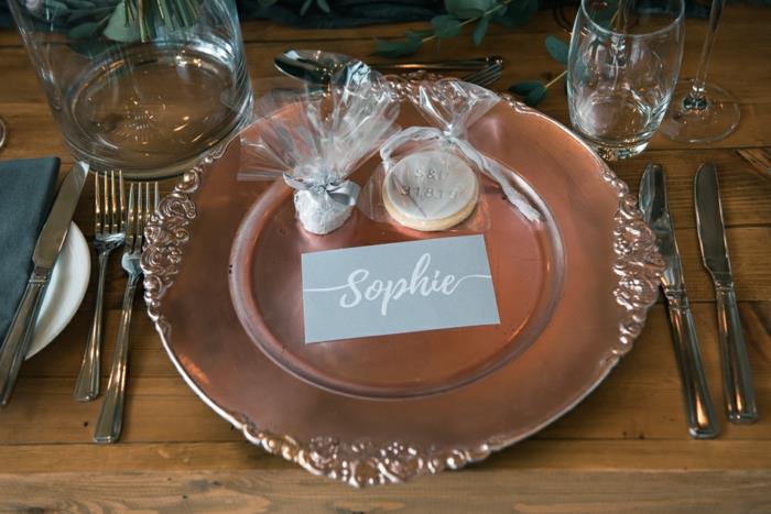Vacker bordsdekoration för rustikt bröllop natur kopparplatta deco bapteme champetre