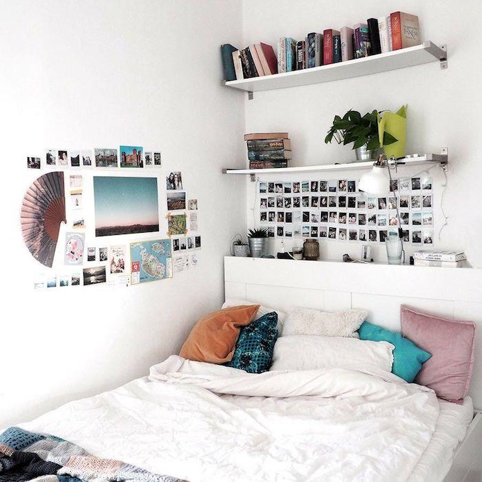 Biela posteľná bielizeň, dekorácia steny s fotografiami, dekorácia spálne, farby na výber pre efekt tumblr deco