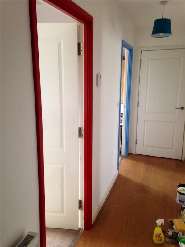 en idé om att måla dörrarna i vitt och karmarna i blått eller rött