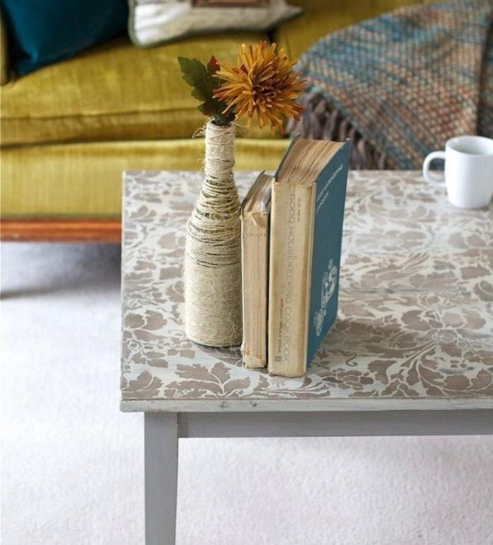 prerobiť kus nábytku, stôl vyzdobený kvetinovými vzormi vytvorenými šablónou, knihy, fľašu ozdobenú šnúrkou, pohovku v orientálnom štýle