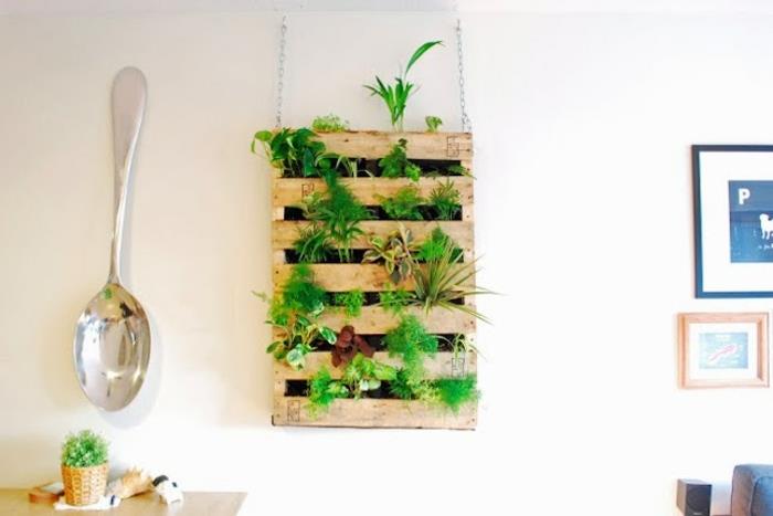vnútorná rastlinná stena v palete, zelené rastliny, veľká ozdobná lyžica, nápad urobiť si sám s paletami, zelené rastliny, ručná činnosť