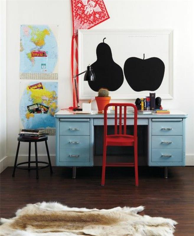 en-söt-röd-stol-barn-stol-ikea-barn-möbler-djur-hud-matta