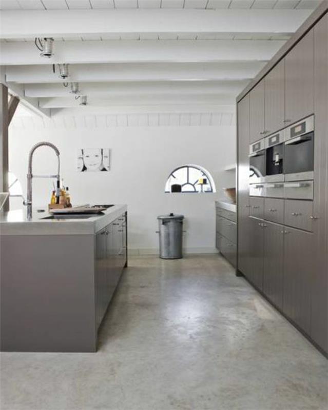 pekne sivá kuchyňa so sivou voskovanou betónovou podlahou a dreveným stropom