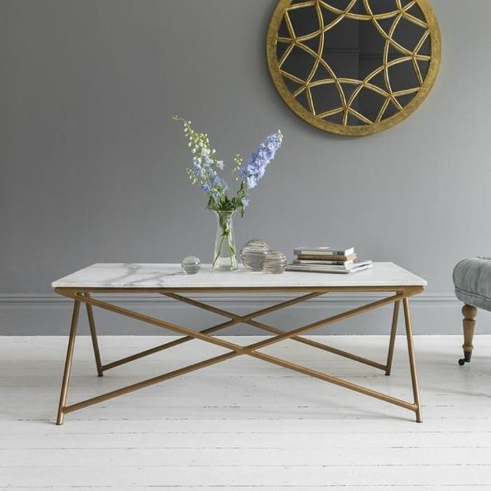 ett-vackert-soffbord-i-vit-marmor-med-geometrisk-järn-bas