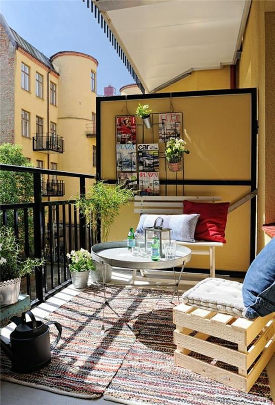 ett-vackert-hopfällbart-bord-för-den-moderna-balkongen-färgglada-matta-matta-för-balkongen