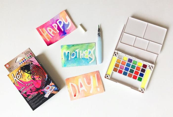 en palitre av färger och färgpennor för att göra ett mors dagskort
