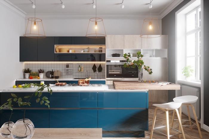 Modro -biela kuchyňa s drevenými detailmi, kuchynský trend 2020, farebná kombinácia na mieru u vás doma