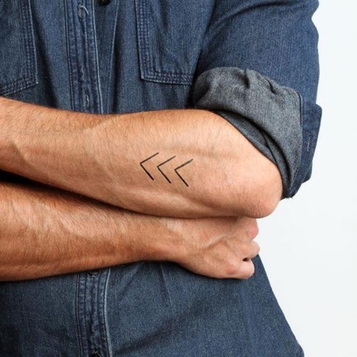 Tattoo braccio uomo, disegno di tre frecce, camicia blu v rifliach