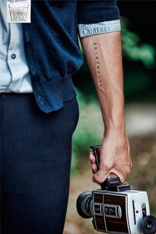 Tattoo scon scritta, tattoo sull'avambraccio, viac fotografií macchina