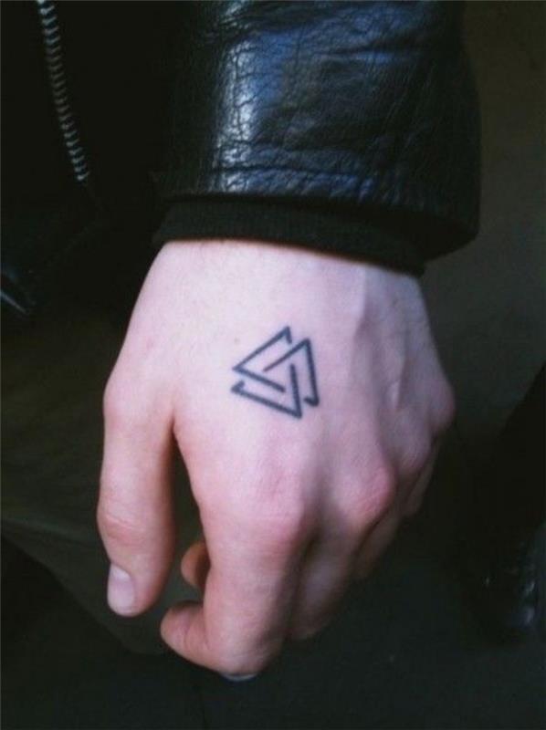 Vzhľadom k tomu, triangles come tatuaggio, tattoo sulla mano di un uomo