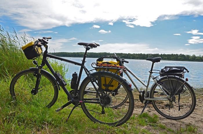 foto av cyklar för par som ska på sportlov vid en sjö