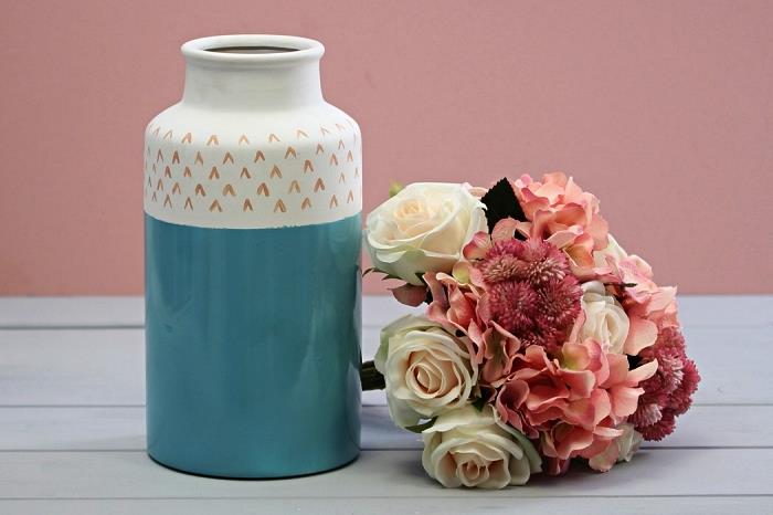 keramická váza v bielej a modrej farbe zdobená drobnými grafickými vzormi z porcelánového filcu
