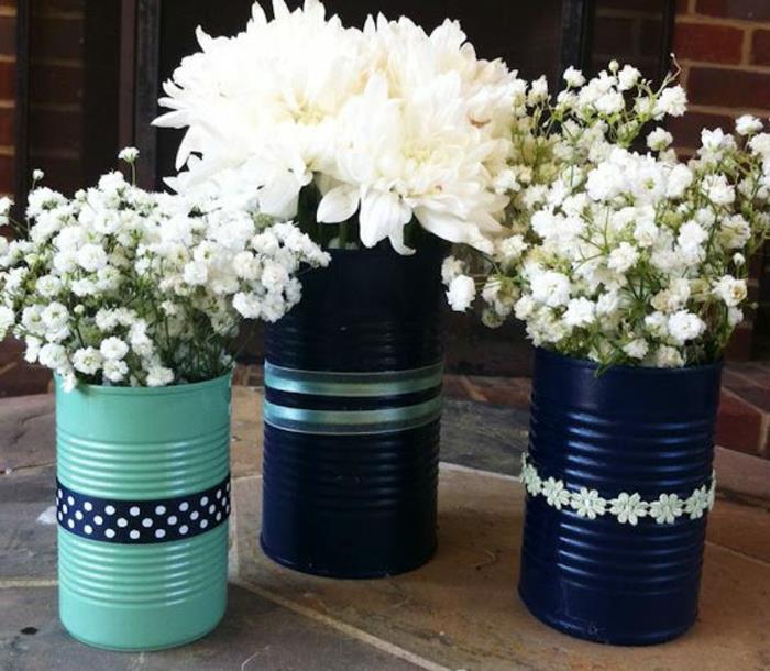 idé hur man målar en plåtburk, DIY blomkruka, färger i det blå sortimentet, buketter med vita blommor, dekorativa band, deco centerpiece