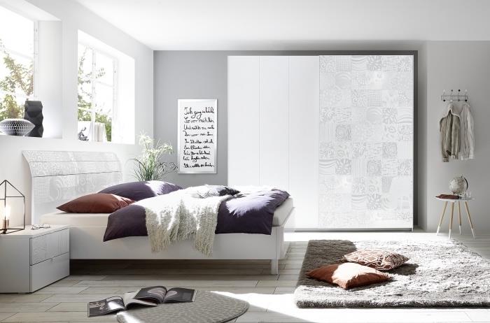 neutral färg i ett sovrum, väggfärg i ljusgrått för en mysig och skandinavisk inredning, mjuk mattmodell i grått