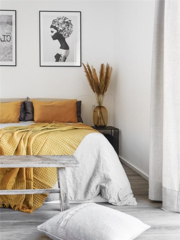gul och grå inredning i ett feminint sovrum, minimalistisk inredning, vitt sovrum med grå parkett och senapsgula föremål
