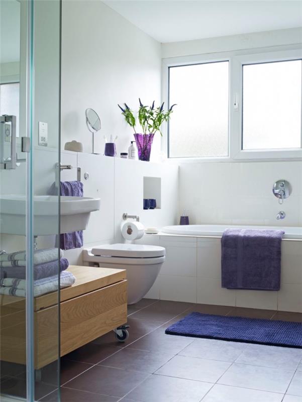 vit badrumsmodell med lila golv, idé hur man dekorerar ett litet modernt badrum med badkar