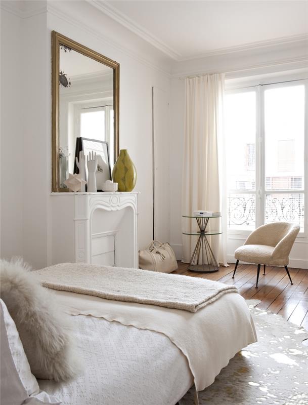 vintage design teenage sovrum med vit öppen spis och stort fönster, pastellfärger i inredning