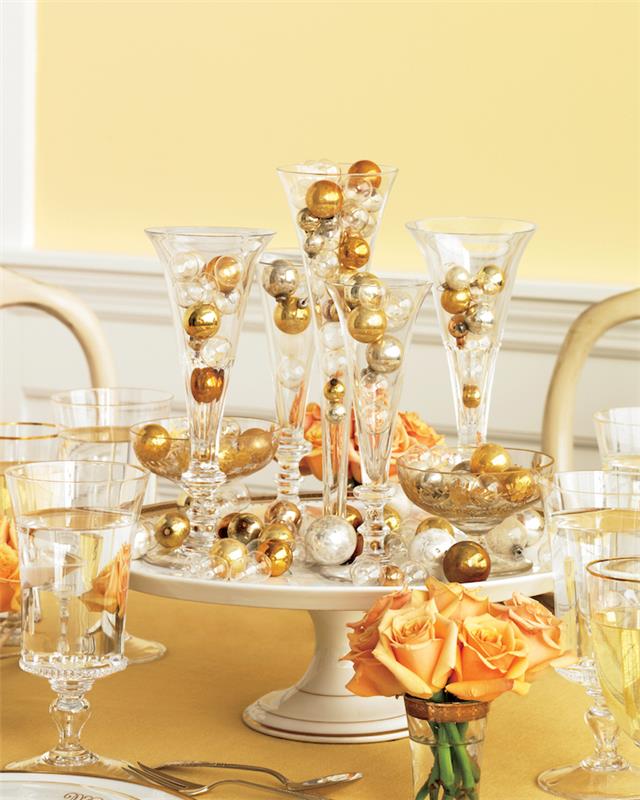 vitt brickbord mittpunkt med genomskinliga vaser dekorerade med guld- och silverbollar, mini -bukett med apelsinblommor, original centerpiece deco