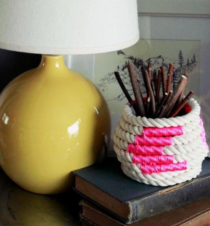 Un cestino di Corda di Colore bianco ، decorazione rosa e bastoncini di legno