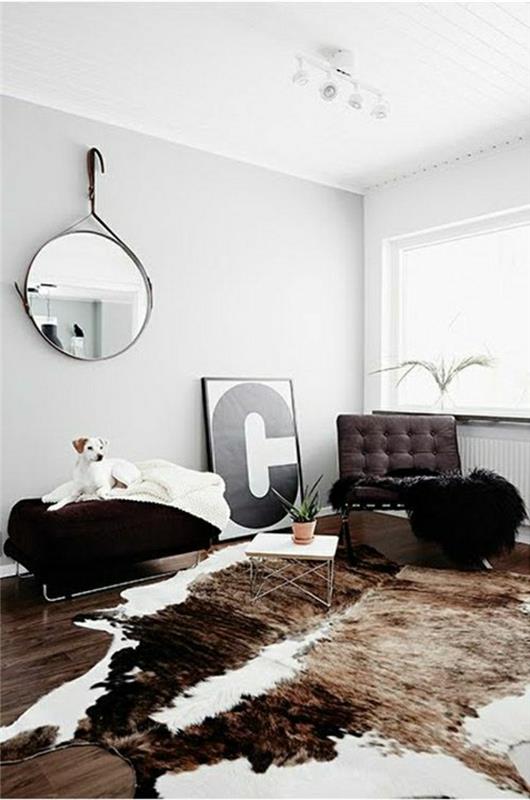 obrovská obývačka-koberec-koža-pes-zrkadlo-dekoratívne-biele-steny-okno-plné-svetla