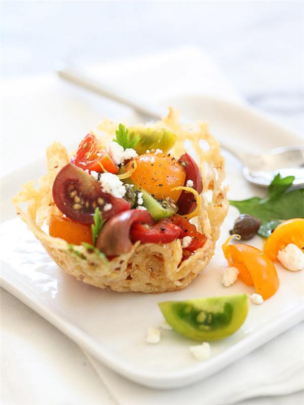 vegetariska aptitretare, brödskål, sallad inuti, gjord av röda och apelsin körsbärstomater