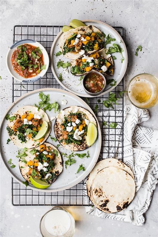 Dischetti di tortillas, ripieno so zeleňou, formaggio feta sbriciolato